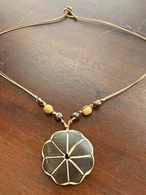 Brown and white vintage flower necklace with wooden beads #boho #floral
